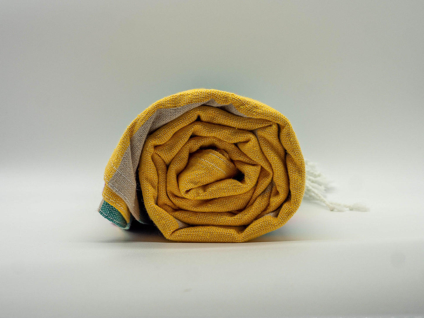 Verde esmeralda, rosa mexicano, amarillo, camello claro