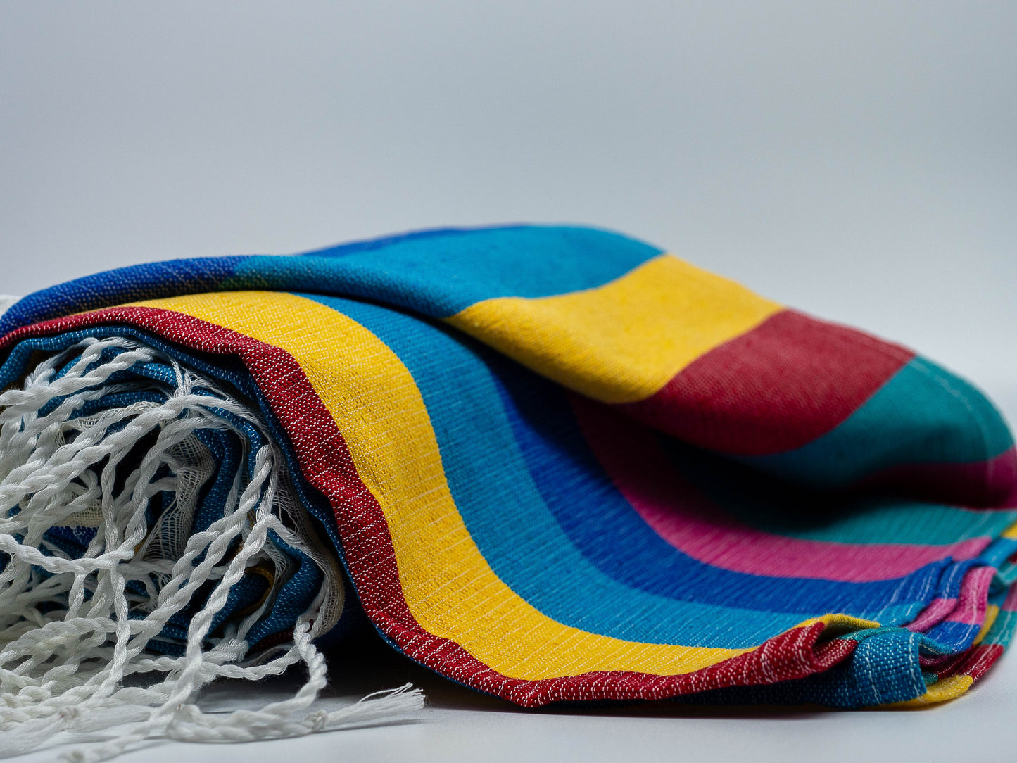 Azul rey, rosa mexicano, verde esmeralda, rojo, amarillo, azul turquesa