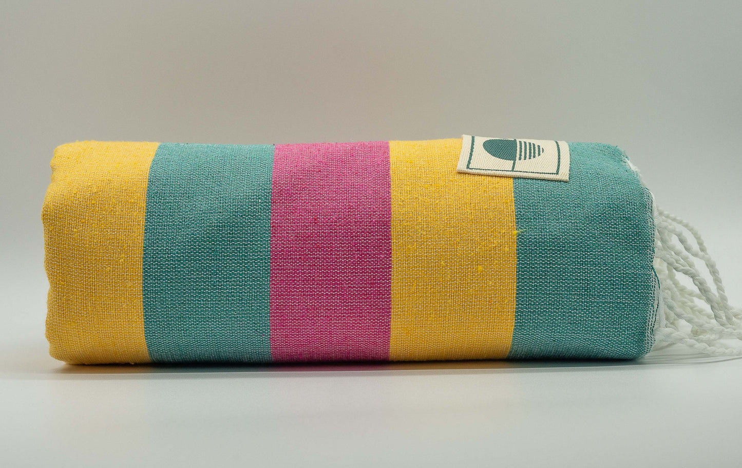 Verde esmeralda, rosa mexicano, amarillo, camello claro