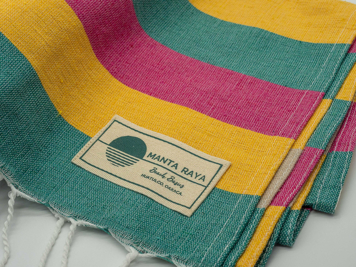 Verde esmeralda, rosa mexicano, amarillo, camello claro