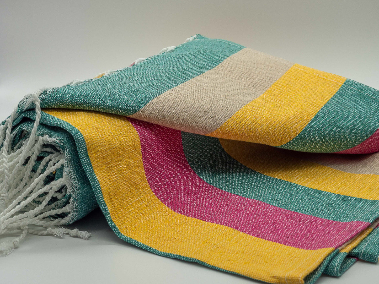 Verde esmeralda, rosa mexicano, amarillo, camello claro