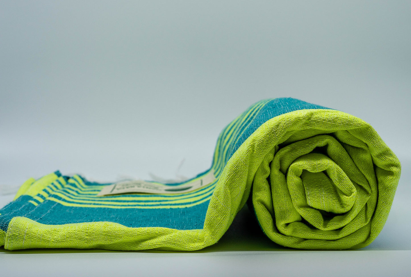 Amarillo Neón, Verde Esmeralda