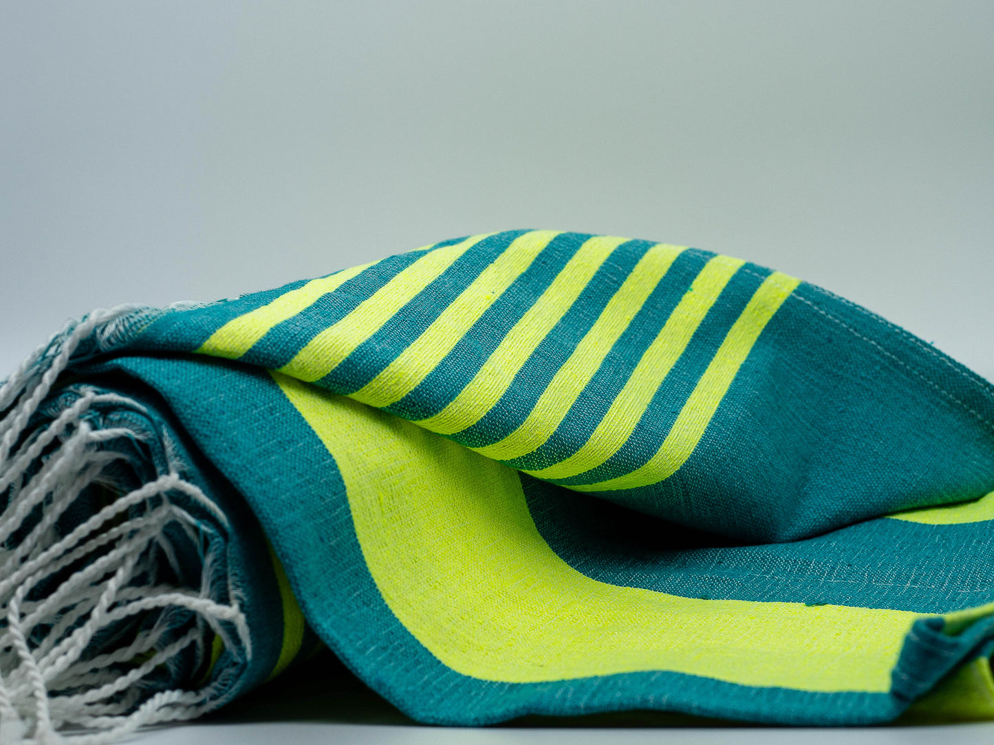 Amarillo Neón, Verde Esmeralda