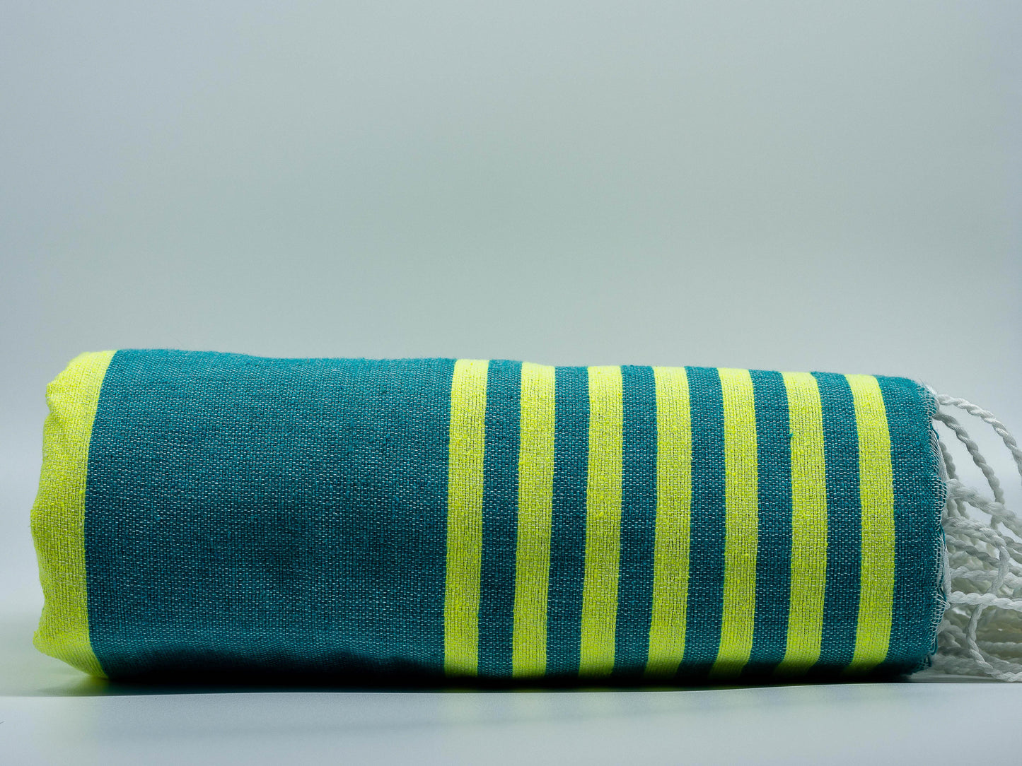 Amarillo Neón, Verde Esmeralda